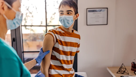 Los adolescentes también deben vacunarse